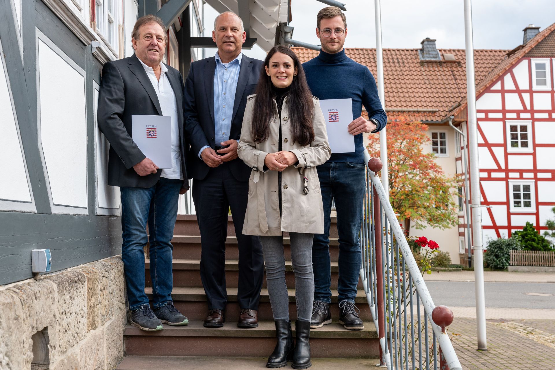 Bildunterschrift: Lothar Maurer, Erster Beigeordneter der Gemeinde Oberaula, Innenminister Roman Poseck, Jonas Korell, Bürgermeister der Gemeinde Ottrau, und Landtagsabgeordnete Christin Ziegler (v.l.n.r.)

© HMdI