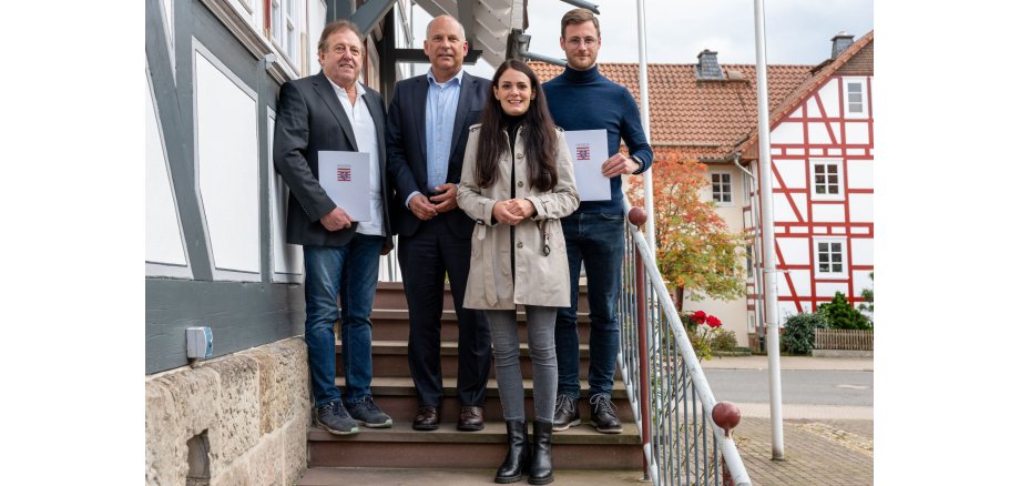 Bildunterschrift: Lothar Maurer, Erster Beigeordneter der Gemeinde Oberaula, Innenminister Roman Poseck, Jonas Korell, Bürgermeister der Gemeinde Ottrau, und Landtagsabgeordnete Christin Ziegler (v.l.n.r.)

© HMdI