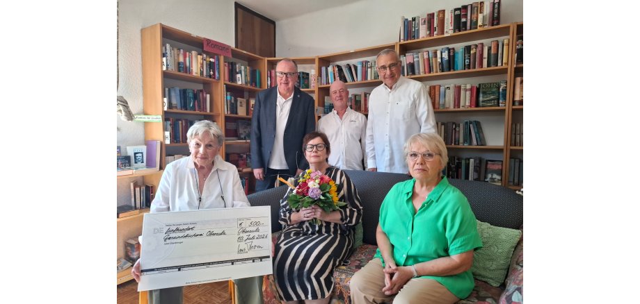 Das Foto zeigt (von links) Bürgermeister Klaus Wagner, Volker Schöne und Hans-Heinrich Conradi, Ingrid Hanstein-Rausch, Ines Thorn und Brigitte Ide.