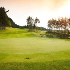 Golfplatz in sonniger Aussicht