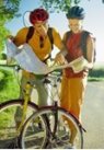 Zwei Personen auf dem Radweg mit einer Landschaftskarte in der Hand