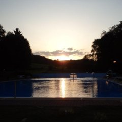 Waldschwimmbad bei Sonnenuntergang