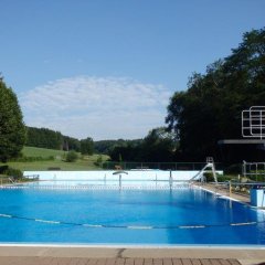 Sicht auf das Schwimmbecken bei klarem Himmel