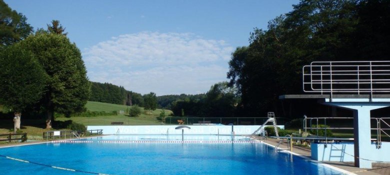 Sicht auf das Schwimmbecken bei klarem Himmel