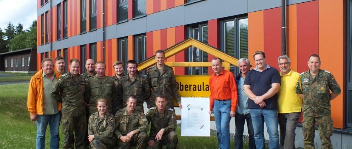 Mandatsträger gemeinsam mit Soldaten in der Knüllkaserne