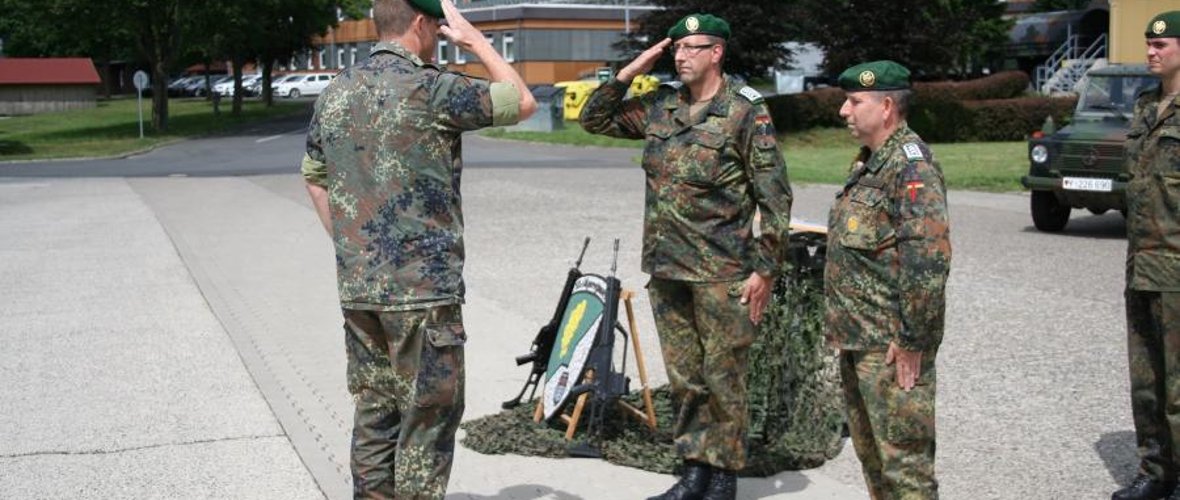 Bild von drei Soldaten in Uniform